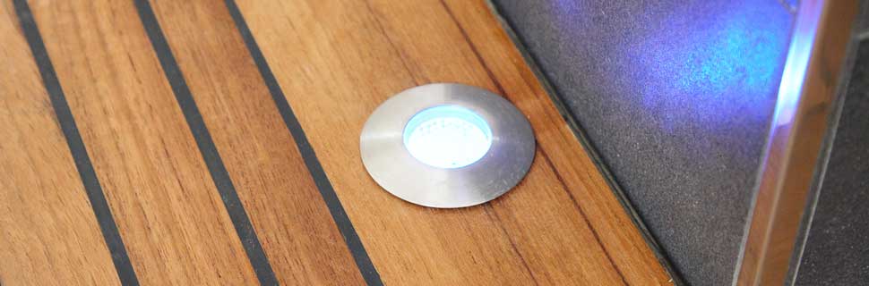 Schöne Details und Beleutungselemente auf einem Teakholzboden im Badezimmer.