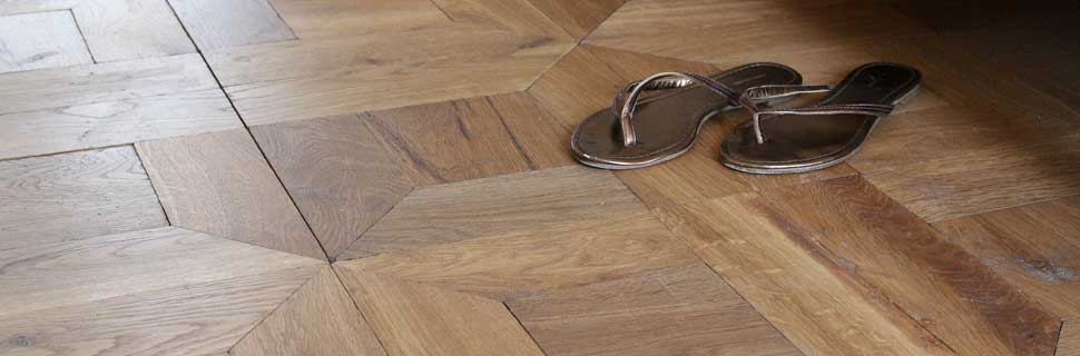 In diesem Altbauschlafzimmer leigt ein traumhafter Parkettboden in top Zustand.