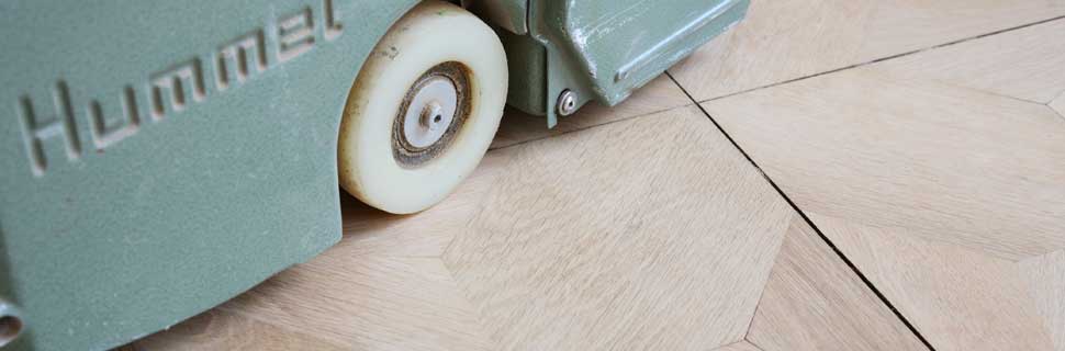 Die Hummel leistet beste Arbeit beim Abschleifen der Holzböden. Flecken und Dellen ade.