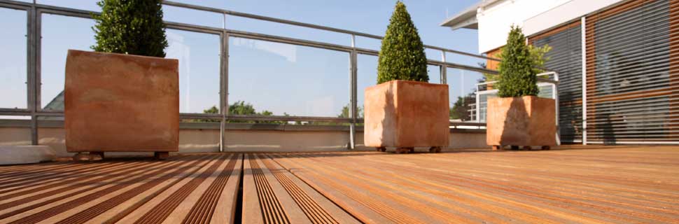Auf einer Dachterrasse mit Holzplanken lässt sich der Sommer so richtig genießen.