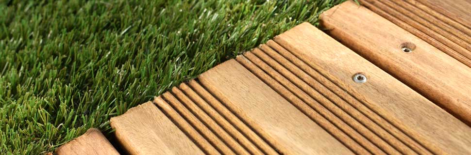 Ein sauberer Übergang vom Holz in die Natur. Ein Steg auf Rasenhöhe.