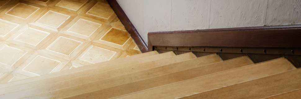 Ein aufgearbeiteter Holzabsatz im Treppenhaus. Der alte Holzboden strahlt wieder.